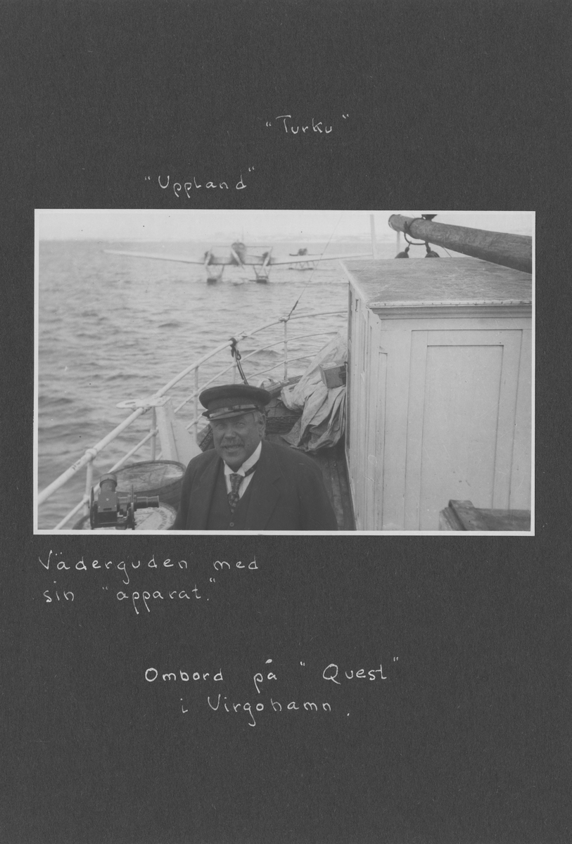 Svenska Spetsbergsexpeditionen 1928, band 3.    Band 3 av 5 dokumentationsalbum från svenska Spetsbergsexpeditionen år 1928, där Umberto Nobile och besättningen på luftskeppet Italia räddades.  48 fotografier monterade på 26 albumblad.    Motiv: I lägret i Kings Bay, hemresa via Narvik.  Personer, fartyg, natur, omgivningar, mm.