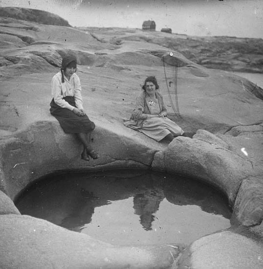 "Hållö. Här syns en av jättegrytorna på Hållö, troligen en av de största i bohuslän, den är omkring 4 meter djup och 2 meter i diameter. 
Högst upp på bilden syns radiostation."