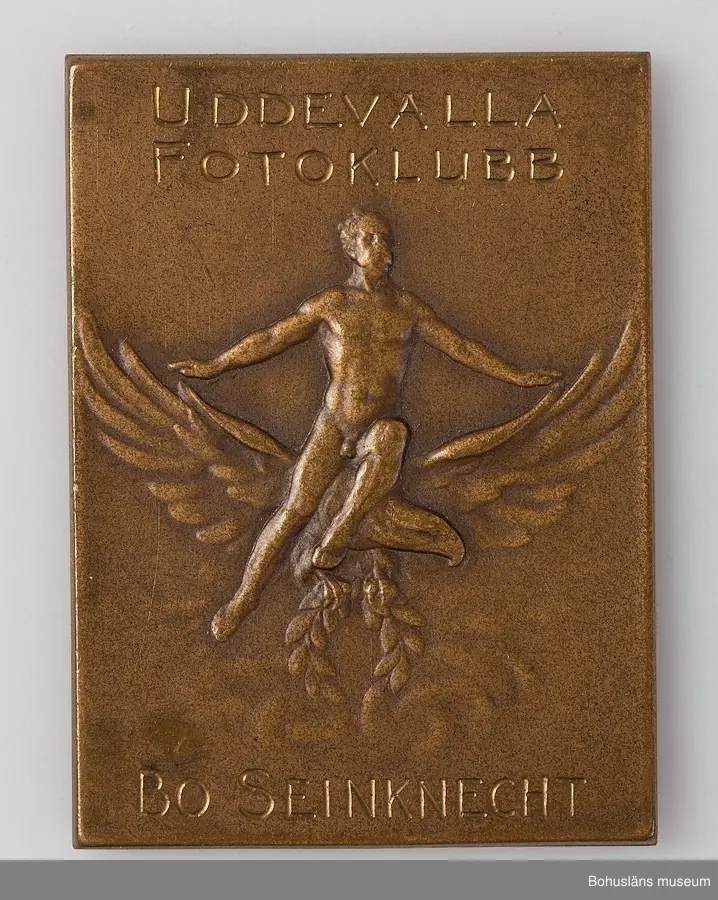 24 st medaljer/plaketter för pris i olika fototävlingar till Bo Seinknecht;  Mästartävlan, Riksfototävlingen, Uddevalla Fotoklubb, Västsvenska  mellan åren 1941 och 1959 .