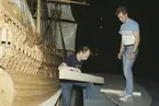 Vasamodellen passas in på Vasamuseet av modellbyggarna Göran Forss (t v) och Stefan Bruhn.