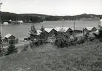 Ångermanland, Nordingrå sn. Sjöbodar i Barsta fiskeläge fotograferade från Kapellbacken. Fisket i Barsta bedrivs nu endast som fritidsfiske. Befolkningen har skaffat sig förvärvsarbete på annat håll.
Jfr Fo41775AB - 777AB.