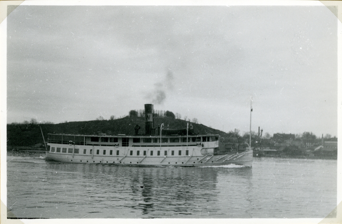 Skärgårdsångaren SALTSJÖN på ingående tur mot Stockholm. Bilden tagen från Beckholmen mot söder i höjd med Fåfängan.