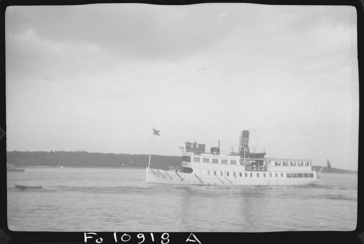 Skärgårdsångaren ROSLAGEN passerar Vaxholm på utgående tur.