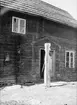 Stolpe till veranda, Anders-Pehrsgårdens mangårdsbyggnad under restaurering, Fröslunda, Altuna socken, Uppland 1939