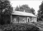 Skuttungestugan, nu på friluftsmuseet Disagården, på ursprunglig plats i Ytterby, Skuttunge socken, Uppland