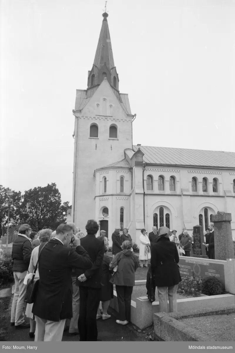 Kyrkogårdsvandring vid Lindome kyrka i Lindome, år 1984.

För mer information om bilden se under tilläggsinformation.