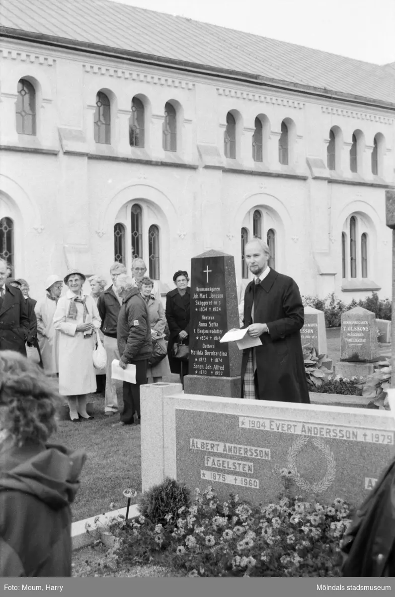 Kyrkogårdsvandring vid Lindome kyrka i Lindome, år 1984. "Håkan Mattson framför Johan Alfred Jönssons grav."

För mer information om bilden se under tilläggsinformation.