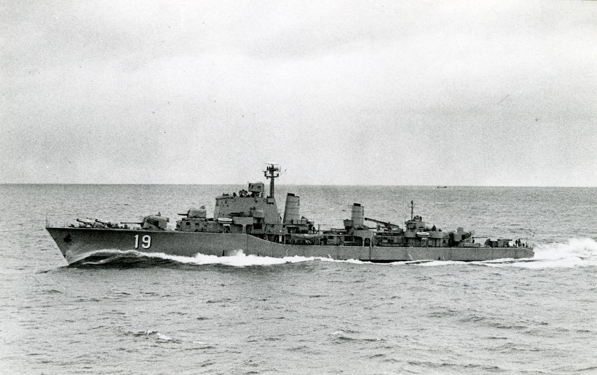 Jagaren SMÅLAND (J19) under gång.
