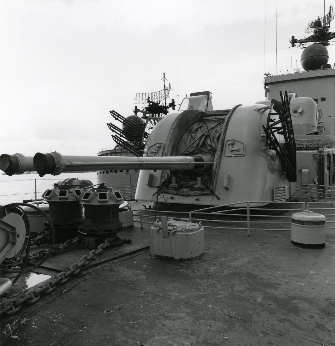 Jagaren Smålands huvudartilleri:  2 st 120 mm automaktkanoner m/50 med en eldhastighet om 409 skott per minut och rör.