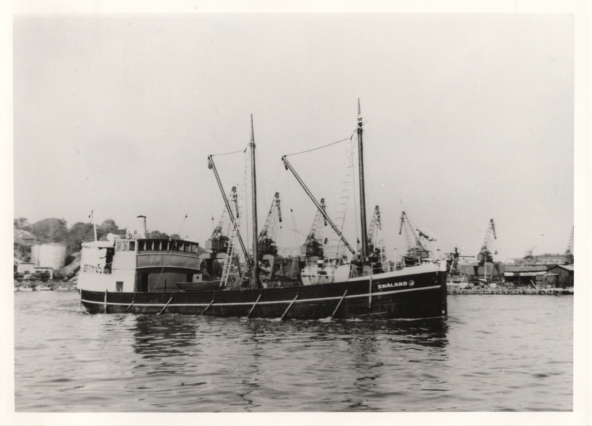 Lastmotorfartyget SMÅLAND av Motala i Göteborg den 3 sept. 1956.