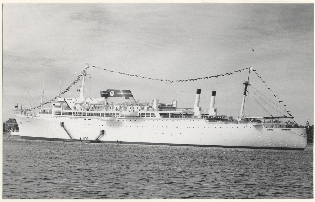 Foto i svartvitt visande turist-& passagerarturbinångfartyg ARGENTINA för ankar på Stockholms ström 1963.