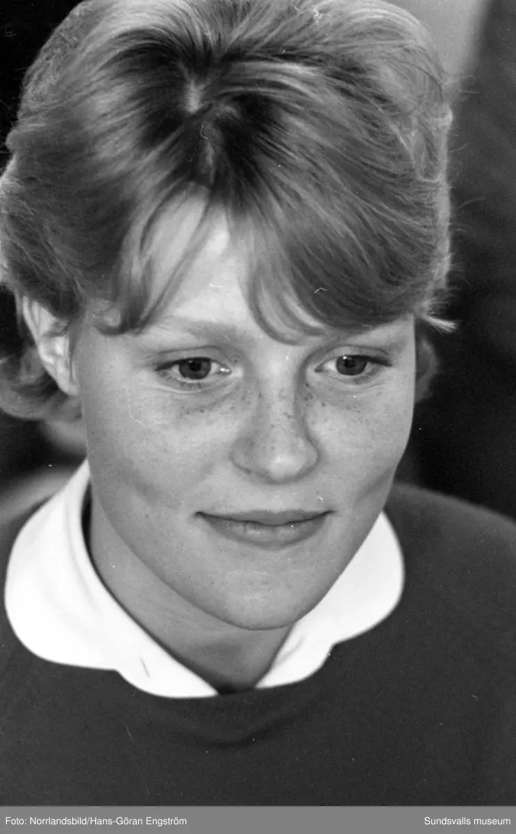 Svenska ungdomsmästerskapen i simning, Sum-Sim, arrangeras i Timrå simhall. Tävlingen som är ett av svensk idrotts största och äldsta arrangemang startade 1961, till en början med Expressen som initiativtagare och medarrangör.
Avbildade deltagare:
1. Lars Strömberg, Lars Öberg och Christer Berg.
2. Nils Åberg.
3. Tomas Olsson.
4. Erik Norling.
5. Karin Nystrand.
6. Karin Söderberg.
7. Elisabeth Berglund och Lotten Andersson.
8. Lasse Larsson.
9. Åke Håkansson.
10. Ulla-S. Damgren.
11. Rolf Nilsson.
12. Gunnel Larsson och Inger Olausson.
13. Christer Berg och Erik Vinlund.
14. Britt-L. Mattson.
15. Christer Berg.
16. Hans-Erik Öberg.
17. Bert Sjölund.
18. Inger Strandlund.
19. Elisabeth Berglund.
20. Bo Berggren.
21. Lotten Andersson.
22. Göran Axelsson.
23. Elisabeth Hulén.
24. Rolf Tegeback.
25. Marie Salin.
26. Hans Tegeback.
27. Karin Svanborg.
28. Gunilla Johansson.
