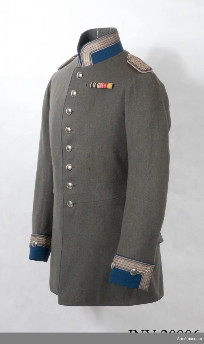 Grupp C I.
Ur uniform för officer vid Ostpreussiska Kyrassiärregementet Nr 3, Graf Wrangel. Armékåren 1918-1919.  Buren av G Hamilton.
Av fältgrått tyg.  Åtsittande med midjesöm. Enradig med åtta knappar. På båda bakfickorna ett tvåuddigt lock, vartdera med tre knappar. På vänster sidan av rocken ett hål med lock för sabel. Foder (övre delen) av grått satintyg. Nedre delen är vit satin. Knappar, silverfärgade, 2 cm i diameter. På bak sidan av knapparna står "extra finkvalitet"." A & S" På bröstet fickorna och ärmuppslagen finns knappar av större modell, på  axlarna av mindre. Krage, upprättstående, med runda vinklar ljusblått tyg med ljusblå passpoal längs övre kanten samt  silvergalon, 3,5 cm bred (med svarta kantband, 0,5 cm breda). Kragen har tre hyskor och hakar samt är fodrad med grönt tyg. Passpoaler, ljusblå längs rockens främre kant och på de bakre fickornas lock samt omkring ärmuppslage. Ärmuppslag rakskurna, av ljusblått tyg, 8 cm höga med silvergalon, 3,5 bred. Galonen är kantad med svarta band, 0,5 cm breda. Längs uppslagens övre kant ljusblå passpoal. Under galonen finns två knappar.
LITT  Das Deutsche Heer, Herb. Knötel, Band IV, sida 83: Regementet grundades år 1717. Arméenalbum I De deutsche armée in ihrer neuen Felduniformen, sid 3: Förändrades fält och freds uniformer infördes 1915-09-21. Sidan 17 och 18. Fullständig beskrivning av Kyrassiärernas vapenrock. Den tredje  bilden visar arméKyrassiärernas uniform. Deutschlands Armée in feldgrauer Kriegs- und Frieensuniform av militäramiraler Paul Cassberg, sid 5: Nya fält- och fredsuniformen infördes för tyska armén 1915-09-21: Bild 12: Modell av uniform för officer vid linjekyrassiärerna. Kyrassiärregemente nr 3 har färgerna vitt och blått enligt das Deutsche Heer. R Knötel, Band III, Kavalleri. Bild 69 och 70.Enl Granberg.