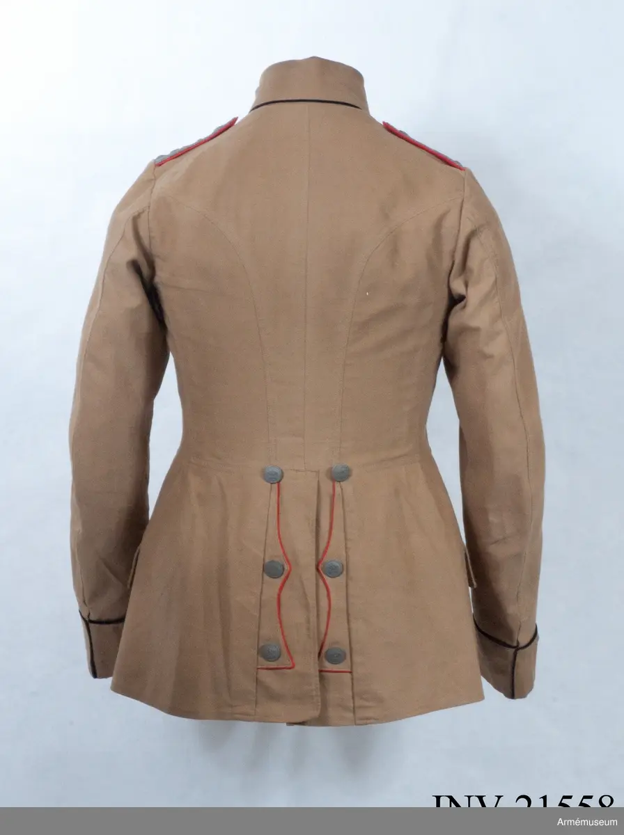 Grupp C I.
Ur uniform för kapten vid Fältartilleriregementet Grossherzorg Nr 14, Baden-Baden, Tyskland. Uniformen infördes för trupper på Balkan-fronten åren 1916-18. Buren av K Killander 1886-1951 under tjänstgöring i Tyska armén 1914-18.
Av brun kaki. Åtsittande. Enradig med 8 knappar. På båda backfickorna tvåuddigt lock, vardera med 3 knappar. På framsidan finns twå sneda fickor med lock. Axelklaffar, l:110 mm, b:45 mm. På axelklaffarna två stjärnor =kaptens grad flammande granat - artilleriets kännetecken. Foder saknas. Knappar grå matta, metall med ingraverad krona, d:20 mm. Krage dubbel nedviken med svart passpoll på kragens fram och nedre kant. Passpoaler, röda, längs rockens främre kant och på bakfickorna.  Ärmuppslag, rakskuren, 6 cm höga med 2 knappar och svart passpoal vid ärmuppslagets övre kant.
