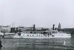 Passagerarångfartygen ENA II av Enköping (tv) och VIKING av Skokloster i vinterkvarter vid Klara Mälarstrand 1957-02-03.