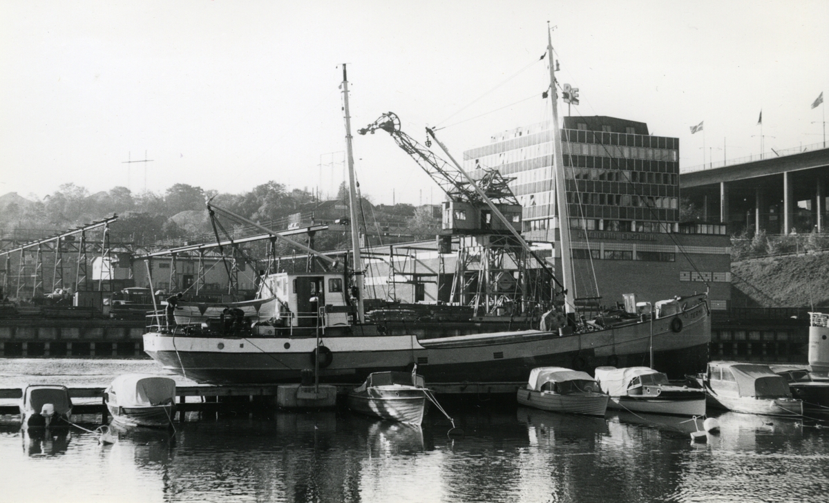Ägare:/1961-64/: ett partrederi, Huvudredare: Tore N.J. Brandt. Hemort: Kalmar.