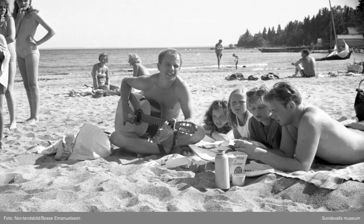 Bilder till ett badreportage från Fläsian och Tranviken, fotograferat för Hemmets Journal.