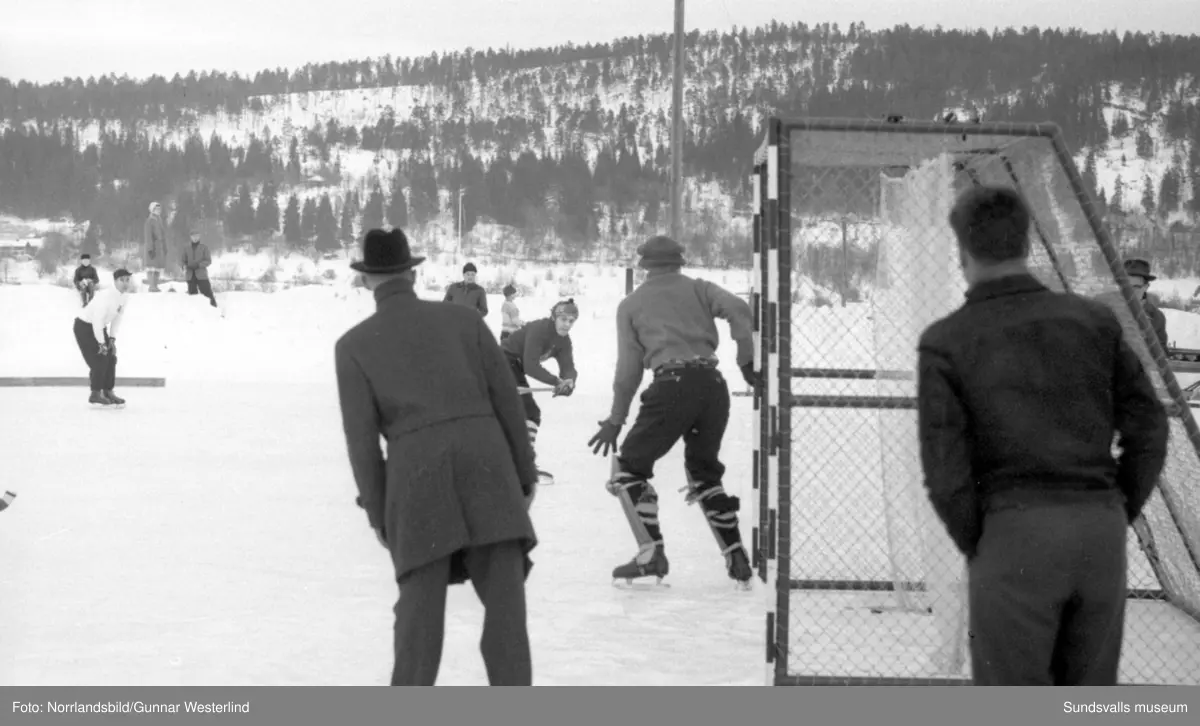 Landskapsmatch i bandy på Midälvaplan i Nacksta, Medelpad-Ångermanland.