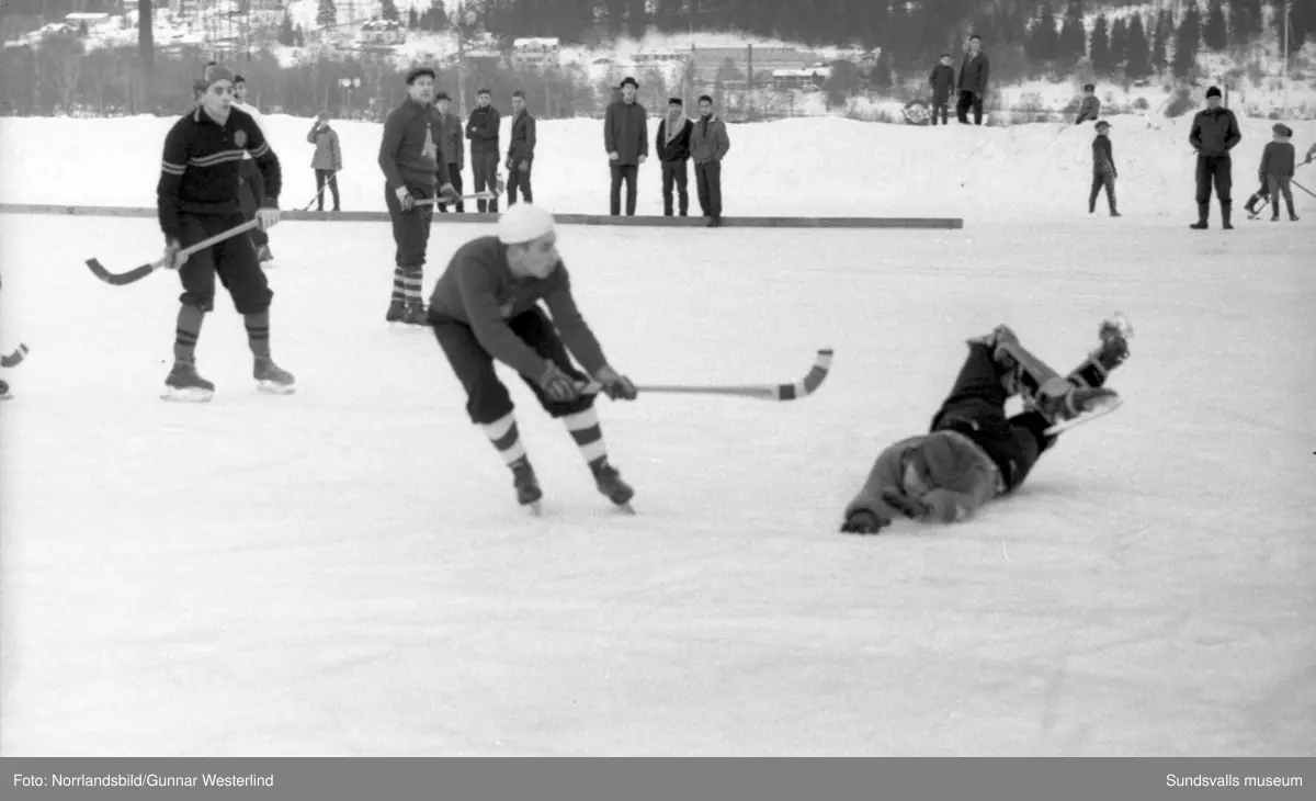 Landskapsmatch i bandy på Midälvaplan i Nacksta, Medelpad-Ångermanland.
