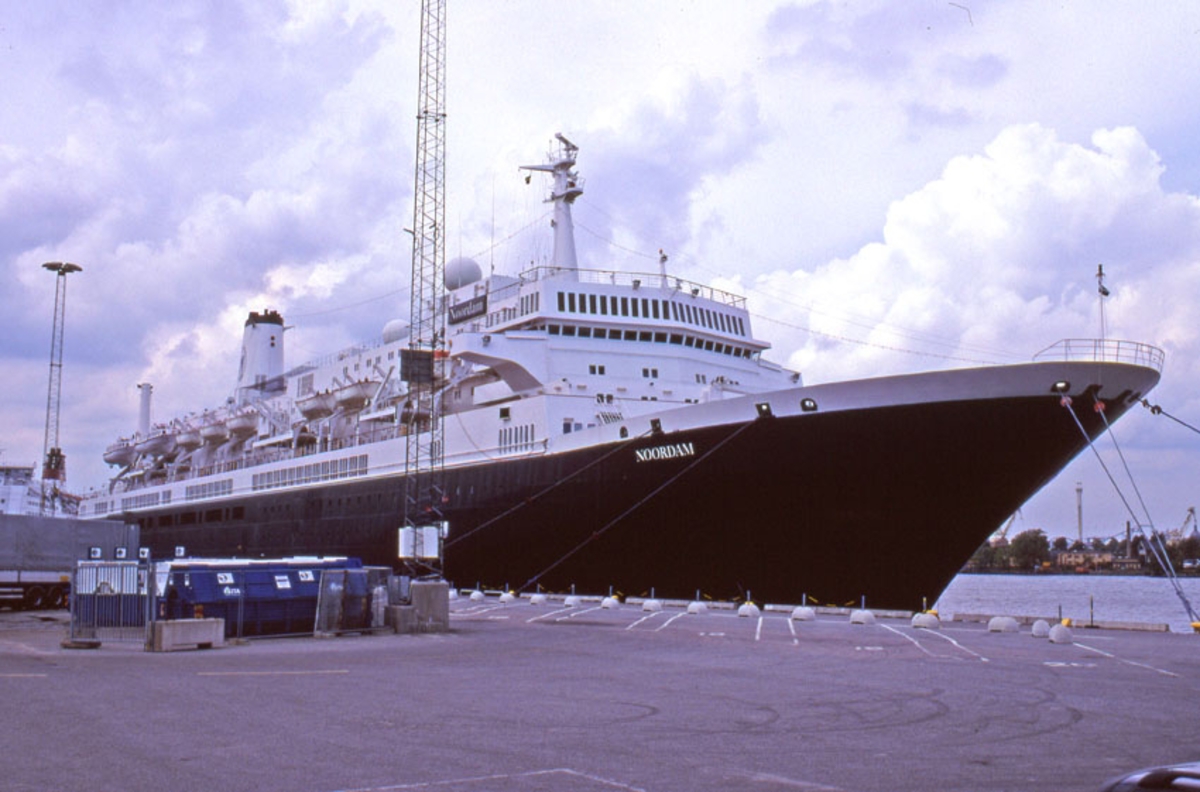 Holländst kryssningsfartyg vid Stadsgårdskajen, juli 2007