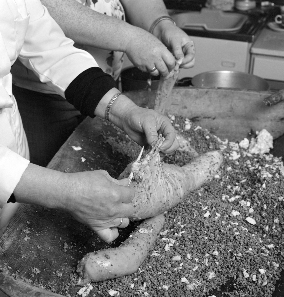 Pølsemaker stapper pølse, sauetarm, pølsepinne. 
Viksdalen, Gaular kommune i Sogn og Fjordane. 
Foto Jan Haug, Domkirkeodden. 