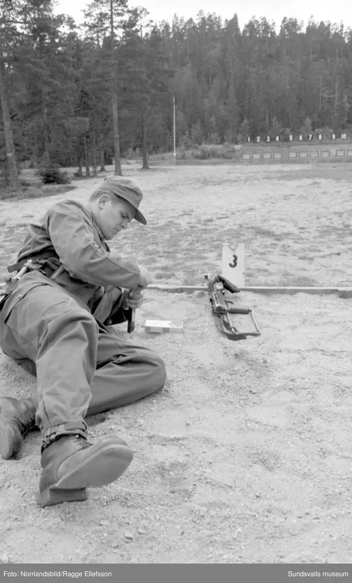 Sundsvallsbrottaren Pelle Svensson som militär på Lv5 i Sundsvall. Fotograferat för Expressen.