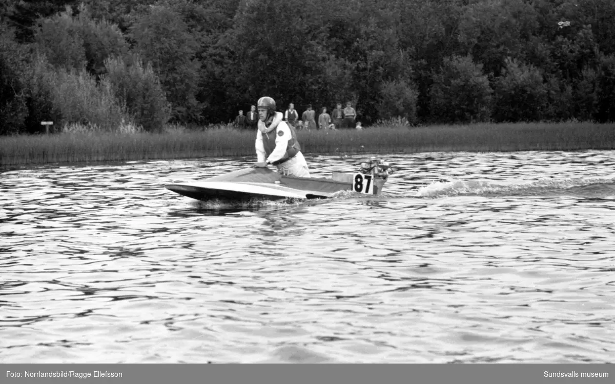 Båtracingtävlingar på Bergsåkerssjön drog storpublik sommaren 1960.