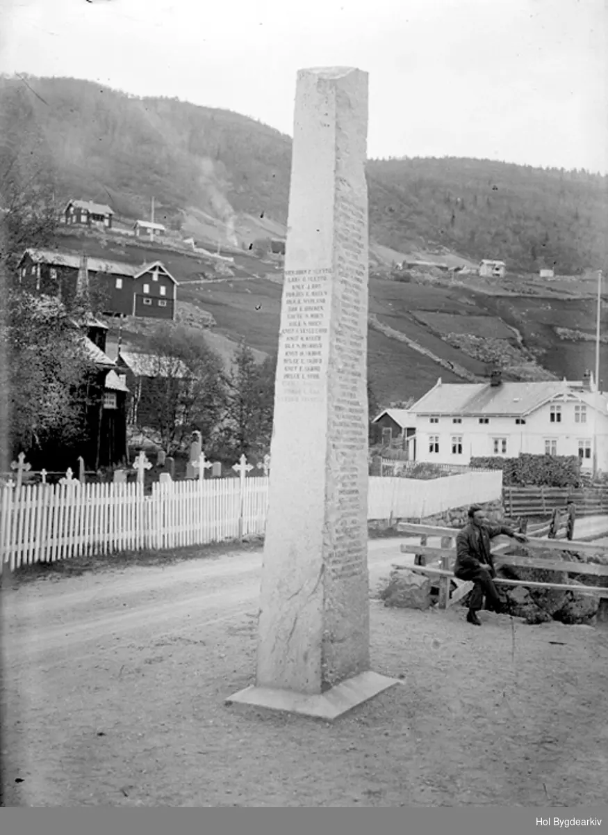 Bautastein, Hol gamle kyrkje, person, benk, Tuftehuset, låve,