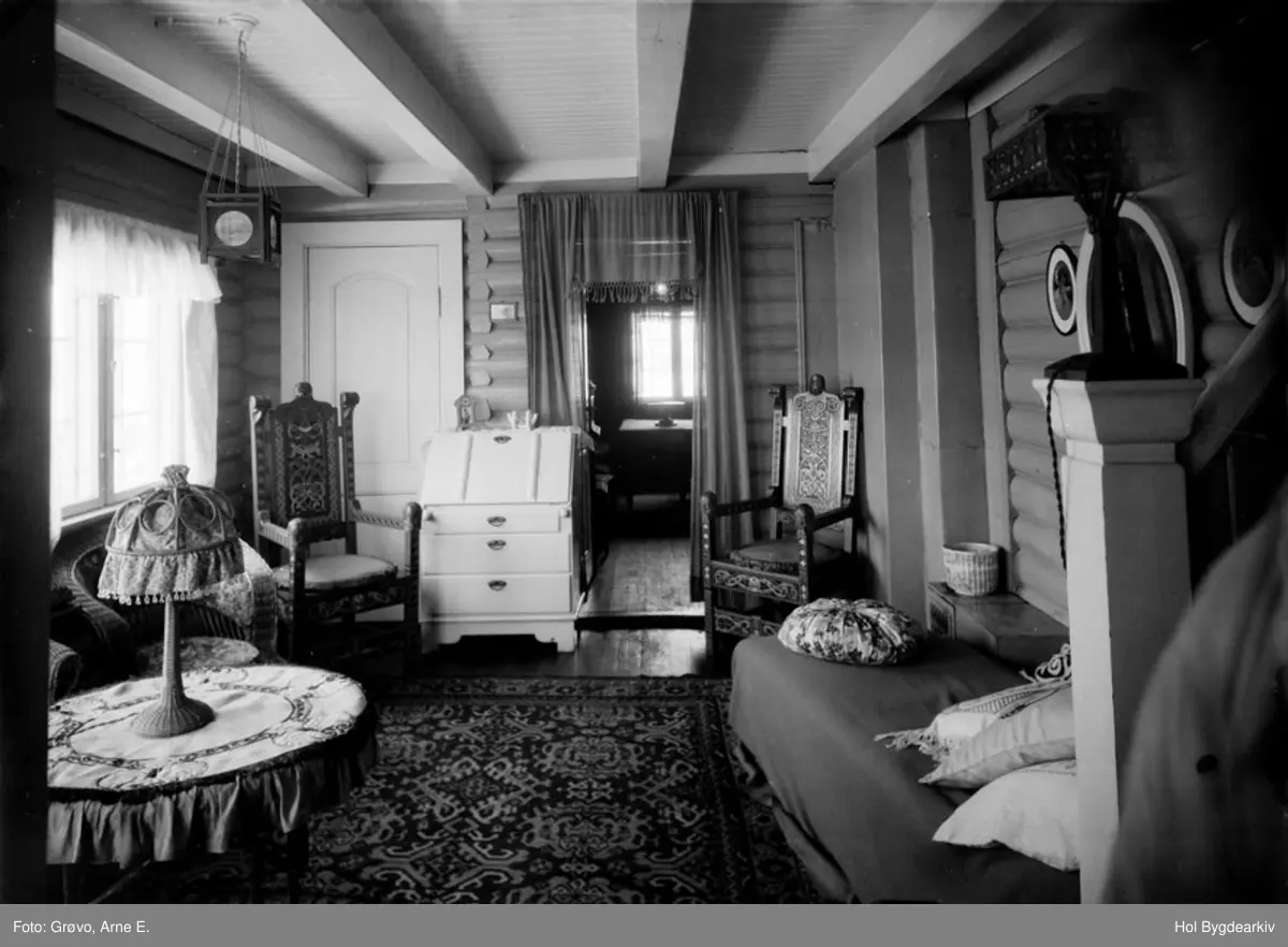 Interiør, Haugs Hotell, bord, stolar, lampe, skap, teppe,