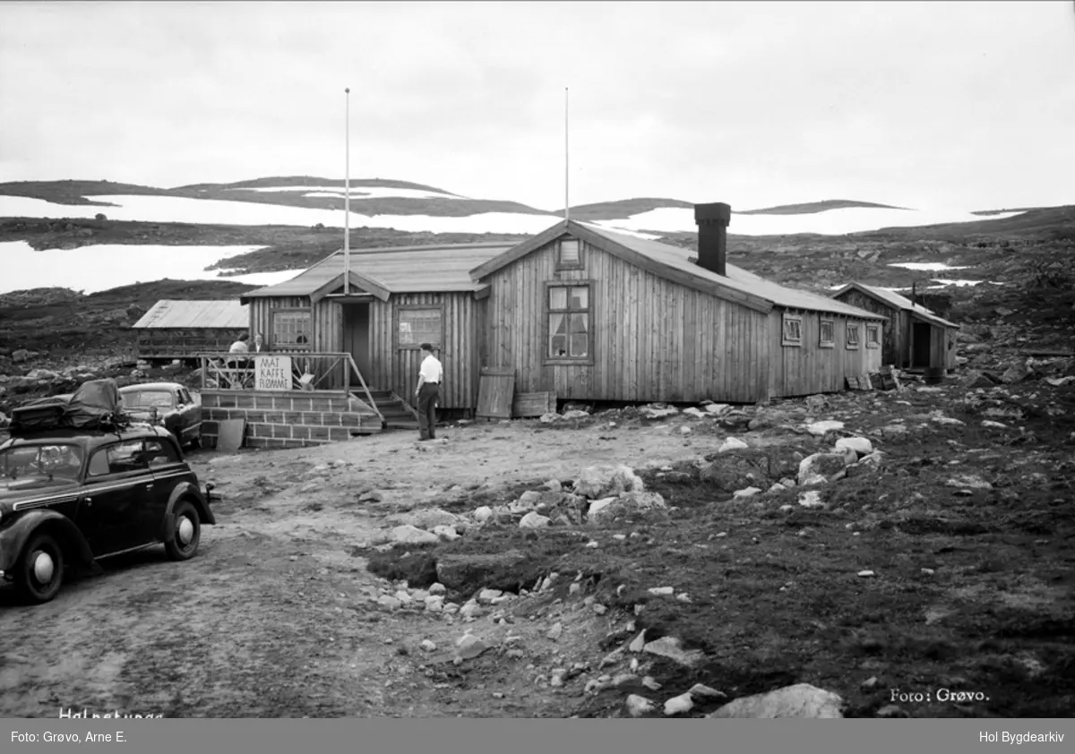 Halnetunga, turistbedrift: bilen er en Oplet Kadett 1938-39 med takgrind.