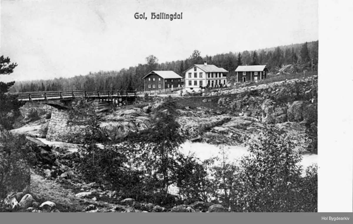 Eiendommen Bruslett, med Halsteinsgård Landhandel: tettsted, Gol, Heslabrua, Skysstasjon, Hemsil (i området ved brua blir elva også kalt Heslafossen)