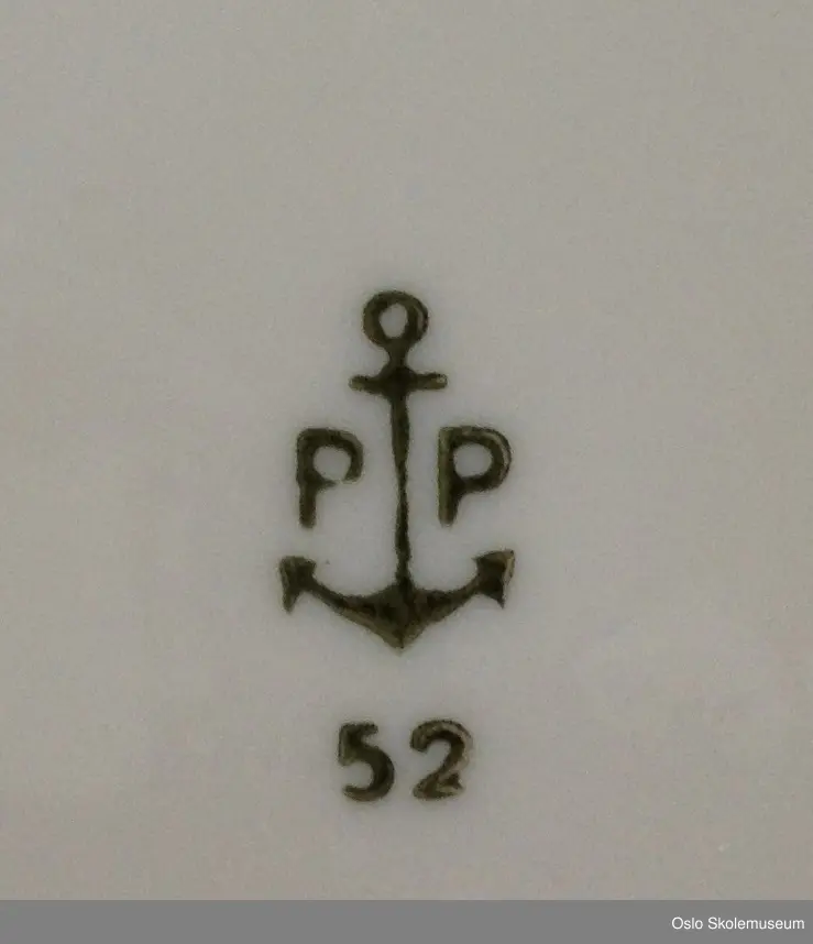 Kopp og skål med dekorstriper. Koppen er merket med bokstaven D.