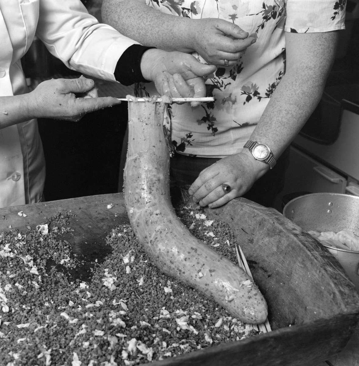 Pølsestapping,, sauetarm, pølsepinne. 
Viksdalen, Gaular kommune i Sogn og Fjordane. 
Foto Jan Haug, Domkirkeodden. 