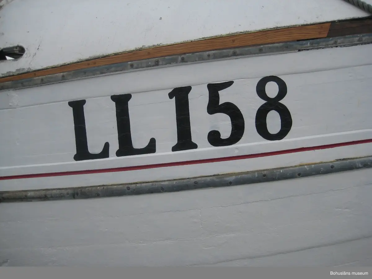 Längd 81 ft, 24,6 m 
Bredd 22 ft, 6,60 m
Höjd 16-17 m; (båtens utsträckning under vattenlinjen: förstäv 2.50 m, akterstäv 3,60 m, masthöjd 11 m från däck)
Bruttodräktighet 107 ton
Distriktsbeteckning: LL 158 Sandö
Igenkänningssignal: SEWY

Material i skrov, däck och däckshus:
Ekspant, bordläggning av ek, ställvis spikad kopparförhydning, becknåtade däcksplank av oljad norrlandsfur, relingar och räckstöttor av ek; däckshus av aluminium med invändigt tillträde mellan styrhytt, skansar och pentry; förlig skanskapp i original av trä med skylight.

Inredning i hytter, lastrum och ekonomiutrymmen:
Däckshus med styrhytt, pentry, mäss och toalett; skans akterut med sex kojer från 1986 som del av tidigare maskinrum; förlig skans med åtta kojer i fast inredning helt i originalskick; lastrum med möjlighet att montera fasta bingar vid långafiske; maskinrum med bränsletankar.

Skeppsbyggnadsteknik:
Kravellbyggt skrov med garnering. Förstäven förnyad och förlängd ca.70 cm ovan reling i samband med reparation våren 1987. Inga förändringar av skrov-, bordläggnings- och däcksmaterial gjorda utöver stävbytet i samband med den omfattande reparationen 1987 då en fjärdedel av skrovets babordssida ovanbords och knäckta räckstöttor förnyades liksom 40 % av däcket som ersattes med oregon pine. I övrigt utfördes allt arbete med samma material, mått och teknik som fartyget ursprungligen haft.
I samband med stävbytet gjordes även utbyte av stävens metallskoning av mässing mot rostfri skoning.  
Barlast i original av cement, barlasten av sten har avlägsnats. 

Skrovteknik:
Underhålls- och reparationstekniker har under åren genomgående varit desamma som användes vid nybyggnationen på 1940-talet; kravellbygge, drivning, nåtning, skrapning, målning, oljning.
Skrovets färg:
Kopparförstärkt bottenfärg, (röd), bordläggning ovanbords målad med vit linoljefärg, klarlackad reling, däcksstöttor och  klysbräda, förstäv förstärkt med stålplåt, reling ställvis förstärkt med stålplåt, rödmålad rand, svartmålad registerbeteckning, oljat däck.  

Fartygets överbyggnad, däckshus och styrhytt:
Den ursprungliga styrhytten av trä borttagen i sin helhet 1986 och ersatt av en begagnad styrhytt tillverkad1961 på Donsö varv. 
På fördäck förom masten har en valback av aluminium monterats 1976.
Backen har räcken av aluminium, den förliga skanskapp är av trä i vit linoljefärg och klarlack.

Fartygets rigg:
Den ursprungliga stormasten av trä byttes 1973 ut mot en stålmast med tåg i stålwire. Masthöjden är förmodligen något lägre än den ursprungliga. Mesanmasten av trä togs bort 1955 och utbyttes mot en kortare, också av trä, (en s.k. högfärdspinne).  Ursprungligen fanns en relativt lång träbom som också togs bort någon gång på 1950-talet.  Denna är ersatt av en stålbom som användes för lossning och lastning. 
Sandö är utrustad med stort snedsegel av nylonduk, sytt på Syversens på Smögen.

Fartygets huvudmaskiner:
Originalmotor June Munktell 3-cylindrisk för motorbrännolja, 225 hk; motorbyte 1955 till en ny B&W Alpha diesel på 330 hk; motorbyte 1988 till en B&W Alpha diesel på 660 hk, begagnad med ny tillhörande propeller med axel.

Fartygets utrustning:
Den ursprungliga livbåten i trä förnyades 1986 med en av plast, 16 fot, placerad på babords sida av styrhyttens tak. Trålwinsch (ankarspel) utbytt på 1980-talet, tillverkad på Kunghamns Mekaniska Verkstad. Originalet var tillverkat på Albin Nilssons Mekaniska Verkstad på Hönö. 
I övrigt är båten utrustad med tidsenlig navigationsutrustning såsom originalkompass, radar, navigationshjälpmedel mm. En äldre fungerande gränsvågsradio med sändare finns kvar.
Styrutrustningen är av Säffles fabrikat, hydraulisk med äldre träratt, monterad 1961. 1978 moderniserades styrningen med autopilot med joystick. Sandö är utrustad med oljeeldad centralvärme.
Långafiskeutrustningen är bevarad liksom trållämmar, räktrål, torsktrål, tråltrumma och räkkokare. En stor mängd övrig utrustning finns bevarad, bl.a. äldre verktyg, livbåtskompass och sjökort.
