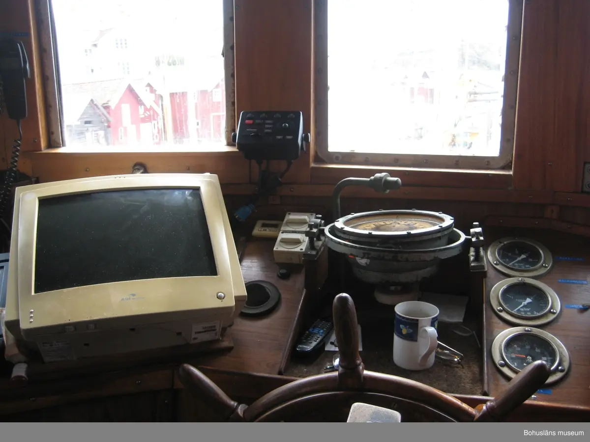Längd 81 ft, 24,6 m 
Bredd 22 ft, 6,60 m
Höjd 16-17 m; (båtens utsträckning under vattenlinjen: förstäv 2.50 m, akterstäv 3,60 m, masthöjd 11 m från däck)
Bruttodräktighet 107 ton
Distriktsbeteckning: LL 158 Sandö
Igenkänningssignal: SEWY

Material i skrov, däck och däckshus:
Ekspant, bordläggning av ek, ställvis spikad kopparförhydning, becknåtade däcksplank av oljad norrlandsfur, relingar och räckstöttor av ek; däckshus av aluminium med invändigt tillträde mellan styrhytt, skansar och pentry; förlig skanskapp i original av trä med skylight.

Inredning i hytter, lastrum och ekonomiutrymmen:
Däckshus med styrhytt, pentry, mäss och toalett; skans akterut med sex kojer från 1986 som del av tidigare maskinrum; förlig skans med åtta kojer i fast inredning helt i originalskick; lastrum med möjlighet att montera fasta bingar vid långafiske; maskinrum med bränsletankar.

Skeppsbyggnadsteknik:
Kravellbyggt skrov med garnering. Förstäven förnyad och förlängd ca.70 cm ovan reling i samband med reparation våren 1987. Inga förändringar av skrov-, bordläggnings- och däcksmaterial gjorda utöver stävbytet i samband med den omfattande reparationen 1987 då en fjärdedel av skrovets babordssida ovanbords och knäckta räckstöttor förnyades liksom 40 % av däcket som ersattes med oregon pine. I övrigt utfördes allt arbete med samma material, mått och teknik som fartyget ursprungligen haft.
I samband med stävbytet gjordes även utbyte av stävens metallskoning av mässing mot rostfri skoning.  
Barlast i original av cement, barlasten av sten har avlägsnats. 

Skrovteknik:
Underhålls- och reparationstekniker har under åren genomgående varit desamma som användes vid nybyggnationen på 1940-talet; kravellbygge, drivning, nåtning, skrapning, målning, oljning.
Skrovets färg:
Kopparförstärkt bottenfärg, (röd), bordläggning ovanbords målad med vit linoljefärg, klarlackad reling, däcksstöttor och  klysbräda, förstäv förstärkt med stålplåt, reling ställvis förstärkt med stålplåt, rödmålad rand, svartmålad registerbeteckning, oljat däck.  

Fartygets överbyggnad, däckshus och styrhytt:
Den ursprungliga styrhytten av trä borttagen i sin helhet 1986 och ersatt av en begagnad styrhytt tillverkad1961 på Donsö varv. 
På fördäck förom masten har en valback av aluminium monterats 1976.
Backen har räcken av aluminium, den förliga skanskapp är av trä i vit linoljefärg och klarlack.

Fartygets rigg:
Den ursprungliga stormasten av trä byttes 1973 ut mot en stålmast med tåg i stålwire. Masthöjden är förmodligen något lägre än den ursprungliga. Mesanmasten av trä togs bort 1955 och utbyttes mot en kortare, också av trä, (en s.k. högfärdspinne).  Ursprungligen fanns en relativt lång träbom som också togs bort någon gång på 1950-talet.  Denna är ersatt av en stålbom som användes för lossning och lastning. 
Sandö är utrustad med stort snedsegel av nylonduk, sytt på Syversens på Smögen.

Fartygets huvudmaskiner:
Originalmotor June Munktell 3-cylindrisk för motorbrännolja, 225 hk; motorbyte 1955 till en ny B&W Alpha diesel på 330 hk; motorbyte 1988 till en B&W Alpha diesel på 660 hk, begagnad med ny tillhörande propeller med axel.

Fartygets utrustning:
Den ursprungliga livbåten i trä förnyades 1986 med en av plast, 16 fot, placerad på babords sida av styrhyttens tak. Trålwinsch (ankarspel) utbytt på 1980-talet, tillverkad på Kunghamns Mekaniska Verkstad. Originalet var tillverkat på Albin Nilssons Mekaniska Verkstad på Hönö. 
I övrigt är båten utrustad med tidsenlig navigationsutrustning såsom originalkompass, radar, navigationshjälpmedel mm. En äldre fungerande gränsvågsradio med sändare finns kvar.
Styrutrustningen är av Säffles fabrikat, hydraulisk med äldre träratt, monterad 1961. 1978 moderniserades styrningen med autopilot med joystick. Sandö är utrustad med oljeeldad centralvärme.
Långafiskeutrustningen är bevarad liksom trållämmar, räktrål, torsktrål, tråltrumma och räkkokare. En stor mängd övrig utrustning finns bevarad, bl.a. äldre verktyg, livbåtskompass och sjökort.