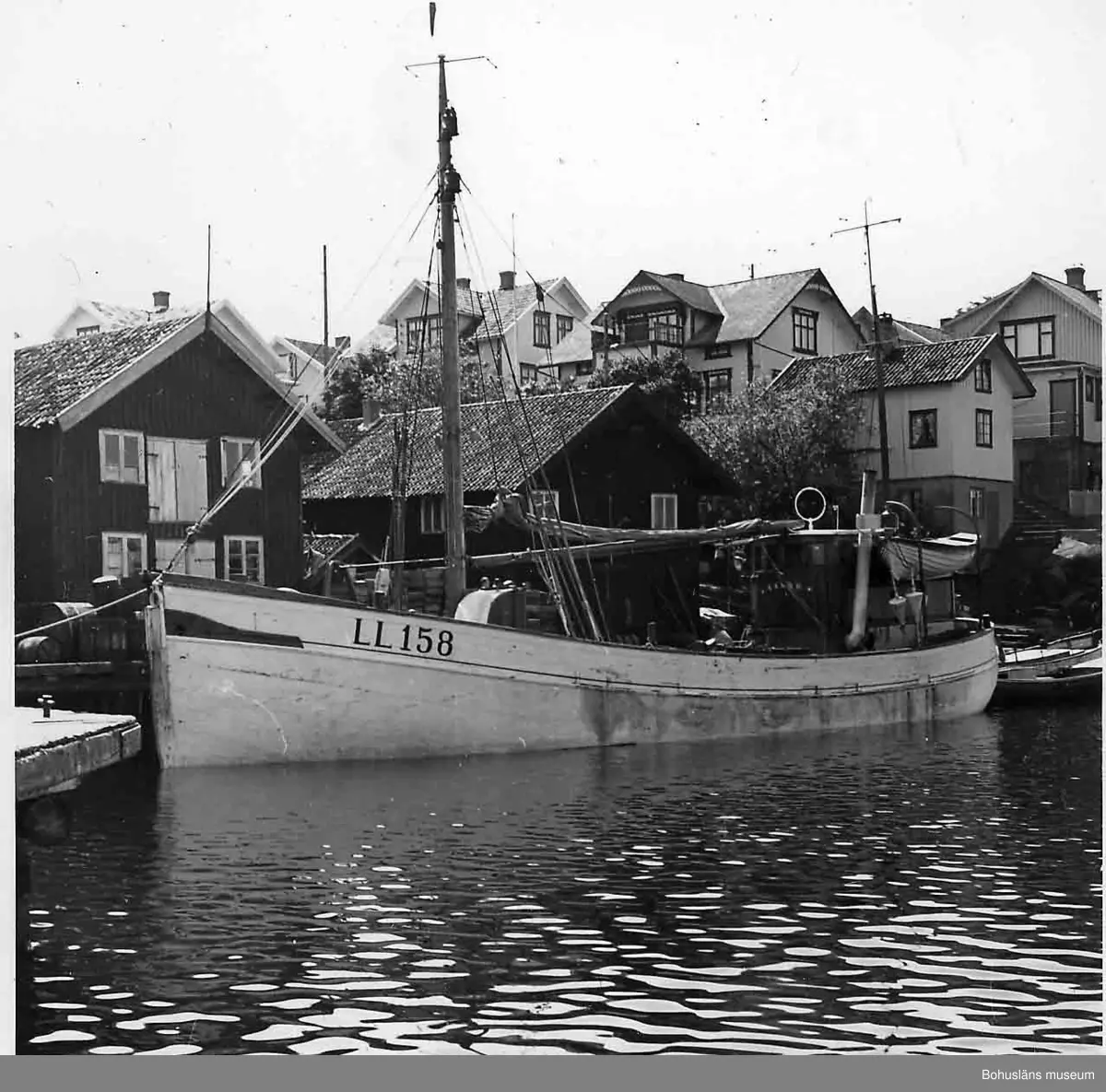 Längd 81 ft, 24,6 m 
Bredd 22 ft, 6,60 m
Höjd 16-17 m; (båtens utsträckning under vattenlinjen: förstäv 2.50 m, akterstäv 3,60 m, masthöjd 11 m från däck)
Bruttodräktighet 107 ton
Distriktsbeteckning: LL 158 Sandö
Igenkänningssignal: SEWY

Material i skrov, däck och däckshus:
Ekspant, bordläggning av ek, ställvis spikad kopparförhydning, becknåtade däcksplank av oljad norrlandsfur, relingar och räckstöttor av ek; däckshus av aluminium med invändigt tillträde mellan styrhytt, skansar och pentry; förlig skanskapp i original av trä med skylight.

Inredning i hytter, lastrum och ekonomiutrymmen:
Däckshus med styrhytt, pentry, mäss och toalett; skans akterut med sex kojer från 1986 som del av tidigare maskinrum; förlig skans med åtta kojer i fast inredning helt i originalskick; lastrum med möjlighet att montera fasta bingar vid långafiske; maskinrum med bränsletankar.

Skeppsbyggnadsteknik:
Kravellbyggt skrov med garnering. Förstäven förnyad och förlängd ca.70 cm ovan reling i samband med reparation våren 1987. Inga förändringar av skrov-, bordläggnings- och däcksmaterial gjorda utöver stävbytet i samband med den omfattande reparationen 1987 då en fjärdedel av skrovets babordssida ovanbords och knäckta räckstöttor förnyades liksom 40 % av däcket som ersattes med oregon pine. I övrigt utfördes allt arbete med samma material, mått och teknik som fartyget ursprungligen haft.
I samband med stävbytet gjordes även utbyte av stävens metallskoning av mässing mot rostfri skoning.  
Barlast i original av cement, barlasten av sten har avlägsnats. 

Skrovteknik:
Underhålls- och reparationstekniker har under åren genomgående varit desamma som användes vid nybyggnationen på 1940-talet; kravellbygge, drivning, nåtning, skrapning, målning, oljning.
Skrovets färg:
Kopparförstärkt bottenfärg, (röd), bordläggning ovanbords målad med vit linoljefärg, klarlackad reling, däcksstöttor och  klysbräda, förstäv förstärkt med stålplåt, reling ställvis förstärkt med stålplåt, rödmålad rand, svartmålad registerbeteckning, oljat däck.  

Fartygets överbyggnad, däckshus och styrhytt:
Den ursprungliga styrhytten av trä borttagen i sin helhet 1986 och ersatt av en begagnad styrhytt tillverkad1961 på Donsö varv. 
På fördäck förom masten har en valback av aluminium monterats 1976.
Backen har räcken av aluminium, den förliga skanskapp är av trä i vit linoljefärg och klarlack.

Fartygets rigg:
Den ursprungliga stormasten av trä byttes 1973 ut mot en stålmast med tåg i stålwire. Masthöjden är förmodligen något lägre än den ursprungliga. Mesanmasten av trä togs bort 1955 och utbyttes mot en kortare, också av trä, (en s.k. högfärdspinne).  Ursprungligen fanns en relativt lång träbom som också togs bort någon gång på 1950-talet.  Denna är ersatt av en stålbom som användes för lossning och lastning. 
Sandö är utrustad med stort snedsegel av nylonduk, sytt på Syversens på Smögen.

Fartygets huvudmaskiner:
Originalmotor June Munktell 3-cylindrisk för motorbrännolja, 225 hk; motorbyte 1955 till en ny B&W Alpha diesel på 330 hk; motorbyte 1988 till en B&W Alpha diesel på 660 hk, begagnad med ny tillhörande propeller med axel.

Fartygets utrustning:
Den ursprungliga livbåten i trä förnyades 1986 med en av plast, 16 fot, placerad på babords sida av styrhyttens tak. Trålwinsch (ankarspel) utbytt på 1980-talet, tillverkad på Kunghamns Mekaniska Verkstad. Originalet var tillverkat på Albin Nilssons Mekaniska Verkstad på Hönö. 
I övrigt är båten utrustad med tidsenlig navigationsutrustning såsom originalkompass, radar, navigationshjälpmedel mm. En äldre fungerande gränsvågsradio med sändare finns kvar.
Styrutrustningen är av Säffles fabrikat, hydraulisk med äldre träratt, monterad 1961. 1978 moderniserades styrningen med autopilot med joystick. Sandö är utrustad med oljeeldad centralvärme.
Långafiskeutrustningen är bevarad liksom trållämmar, räktrål, torsktrål, tråltrumma och räkkokare. En stor mängd övrig utrustning finns bevarad, bl.a. äldre verktyg, livbåtskompass och sjökort.