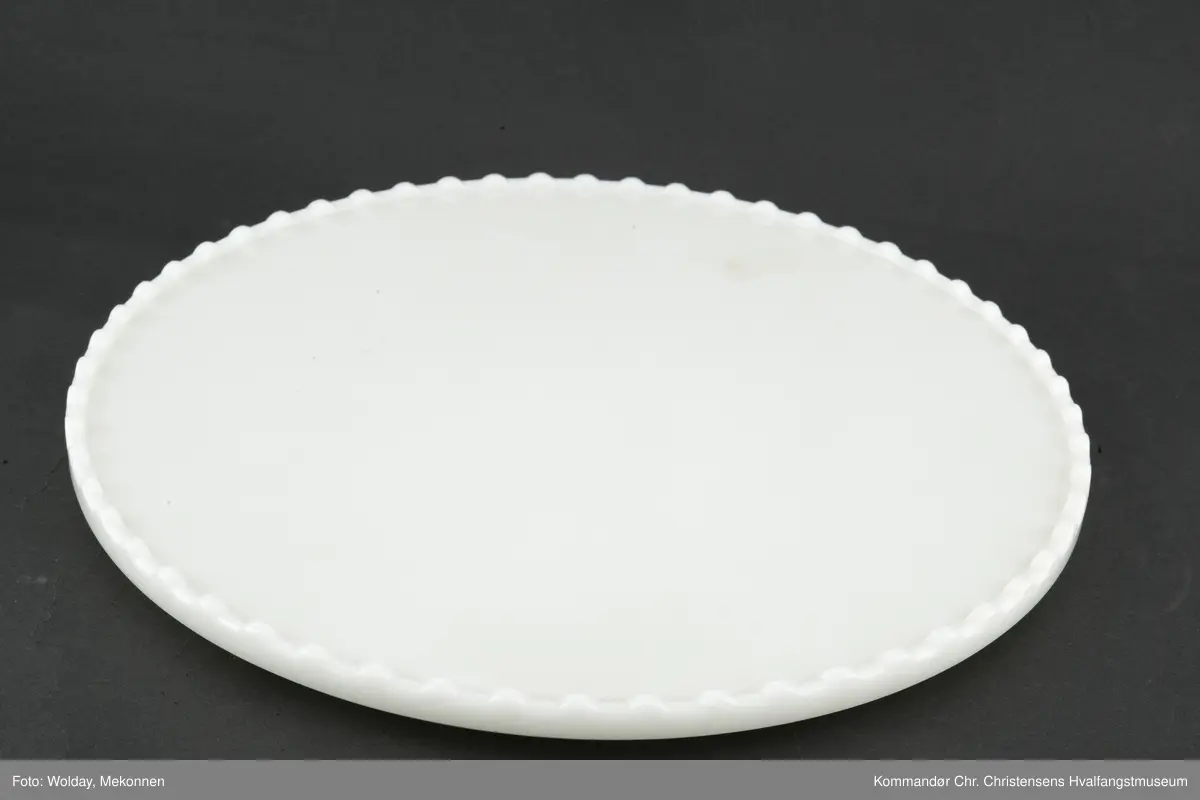 Søyle med bor, lampe, instrumentbrett ol. Alt sitter fast.
Gummiring under bordplate. Knotter og ratt av bakelitt.