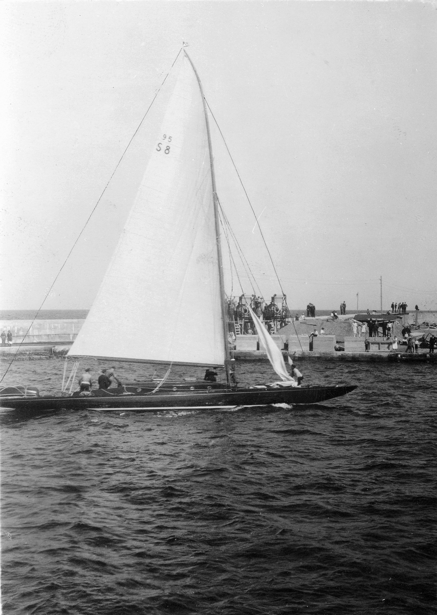 "Täflingen om 'Visbypokalen' 1923" "'Britt-Marie inlöper i Visby hamn"