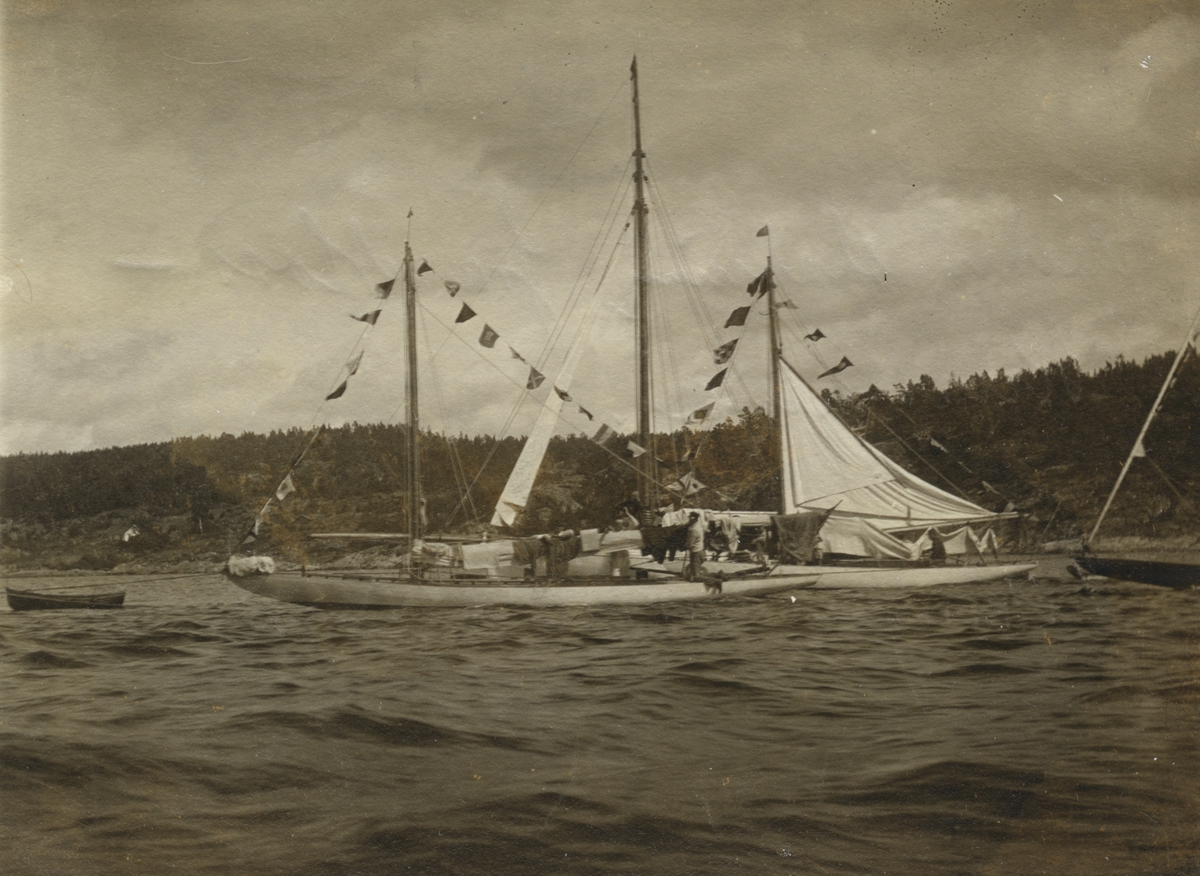 "Under slebning fra Moss - Kristiania. Viking - Snövit - K.S."