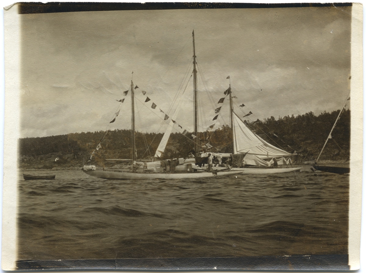 "Under slebning fra Moss - Kristiania. Viking - Snövit - K.S."