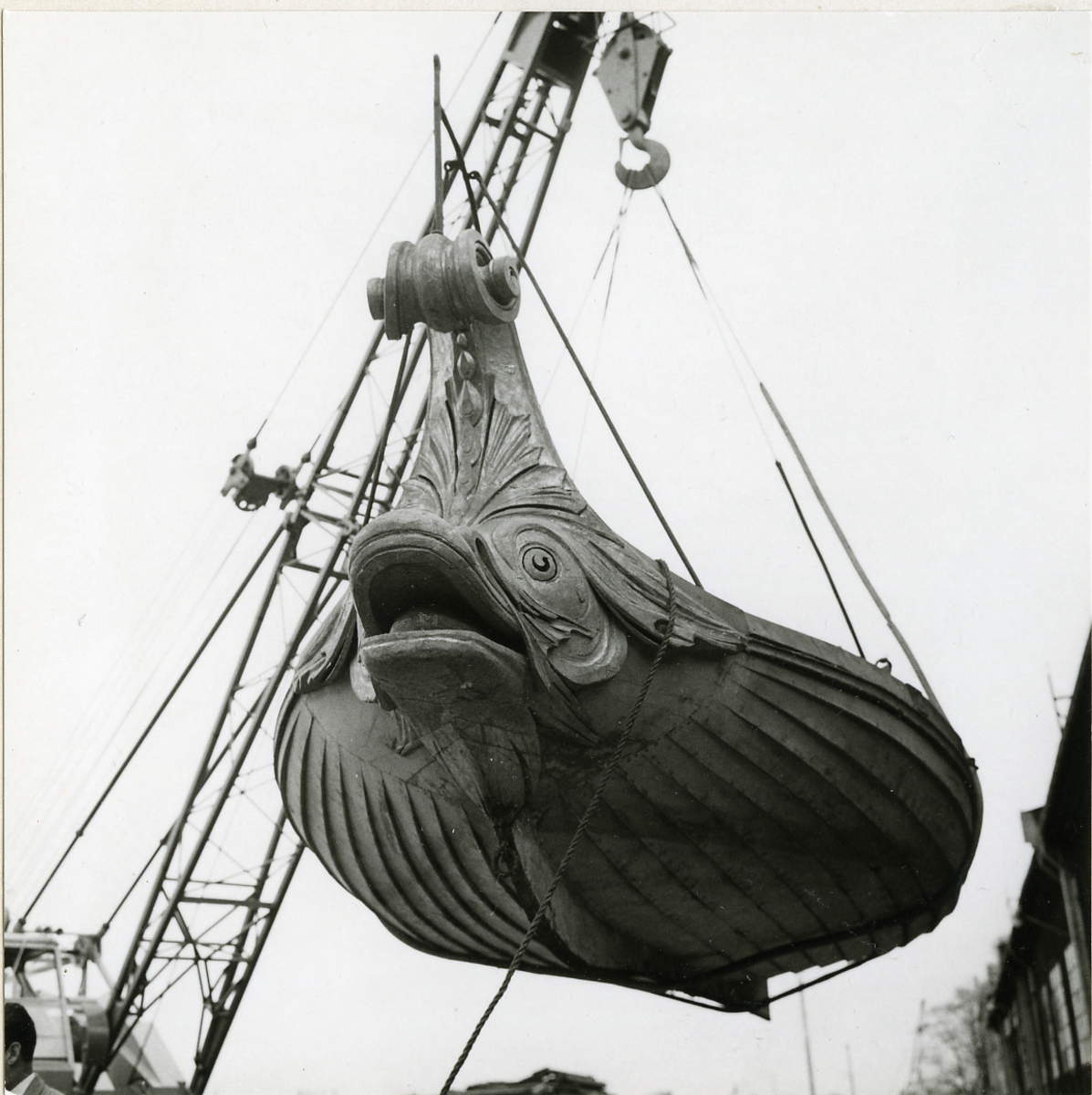 Den kungliga slupen DELFINEN lyfts med kran i samband med förvärvet till Sjöhistoriska museet 1966.