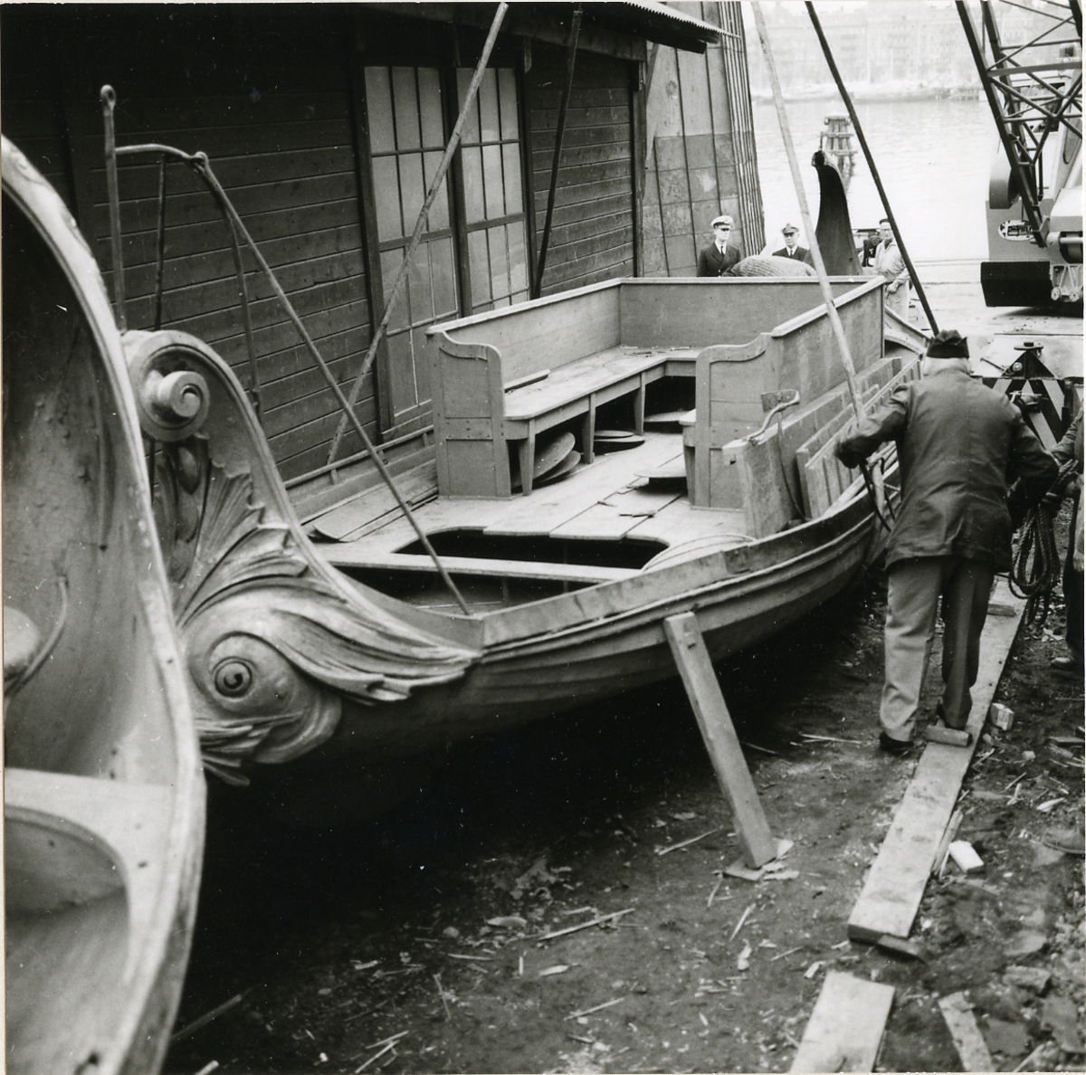 Den kungliga slupen DELFINEN flyttas i samband med förvärvet till Sjöhistoriska museet 1966.