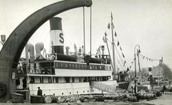 En Svea-bolagets båt vid kajen.
I bakgrunden synes en del av