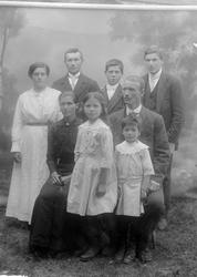 Studioportrett av åtte personer, tatt i et improvisert studi