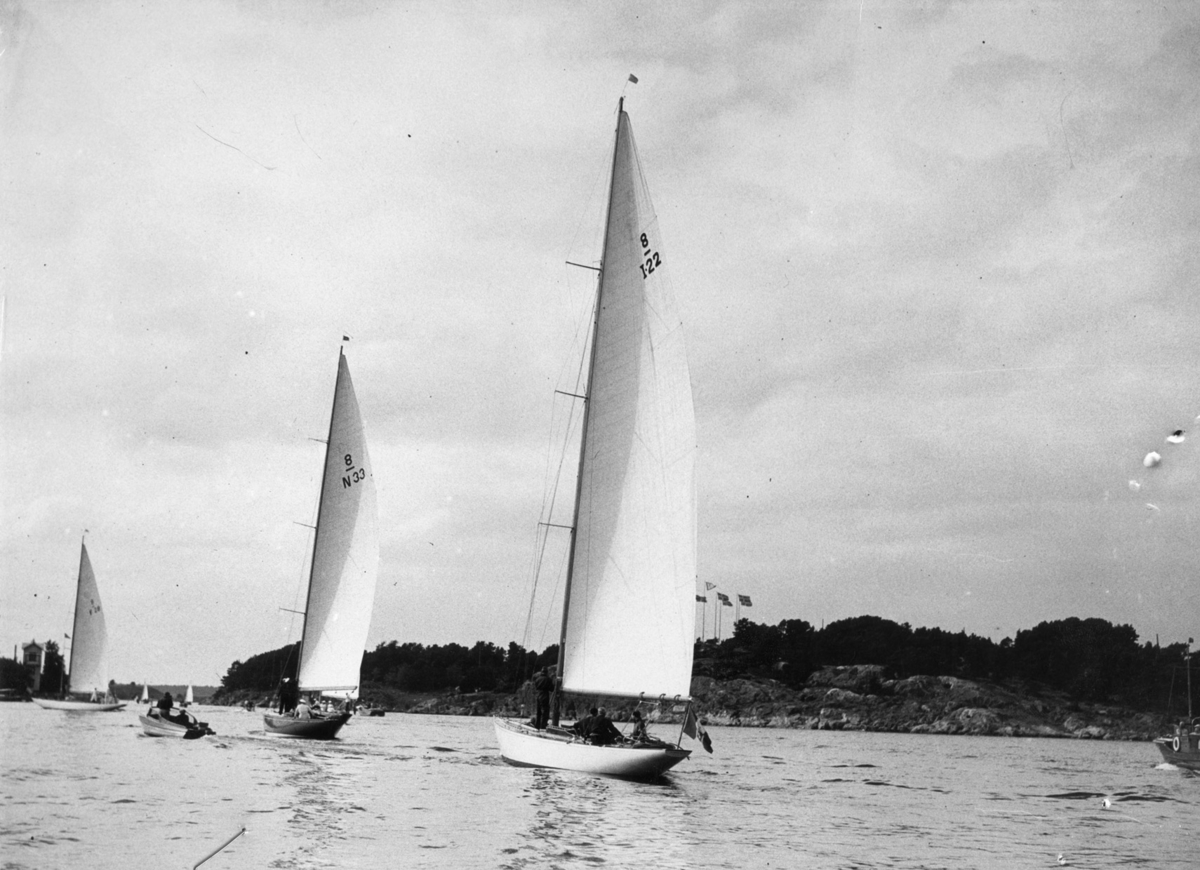 "Sandhamnsreg. 'Svällande Segel' Foto Sthlms-Tidningen Norsk R-8:a Italienska R-8:an 'Pinuccia' (senare svensk) (1930-talet) 5 R:8or kom i mål inom 33 sekunder 1/ Frankrike 2/ Norge 3/ Sverige 4/ Tyskland 5/ Italien"