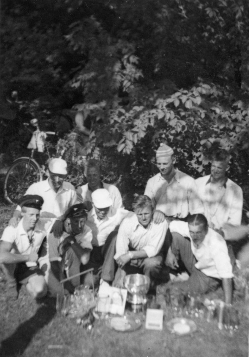 "Bengt Melin i toppluva kanot D61 Tipp-topp" "Ch.[arles] Edding vid pokalen" "Björn Malmqvist närmast t.h." "SSKs deltagare i SM 1941" "A[nders] Norman"