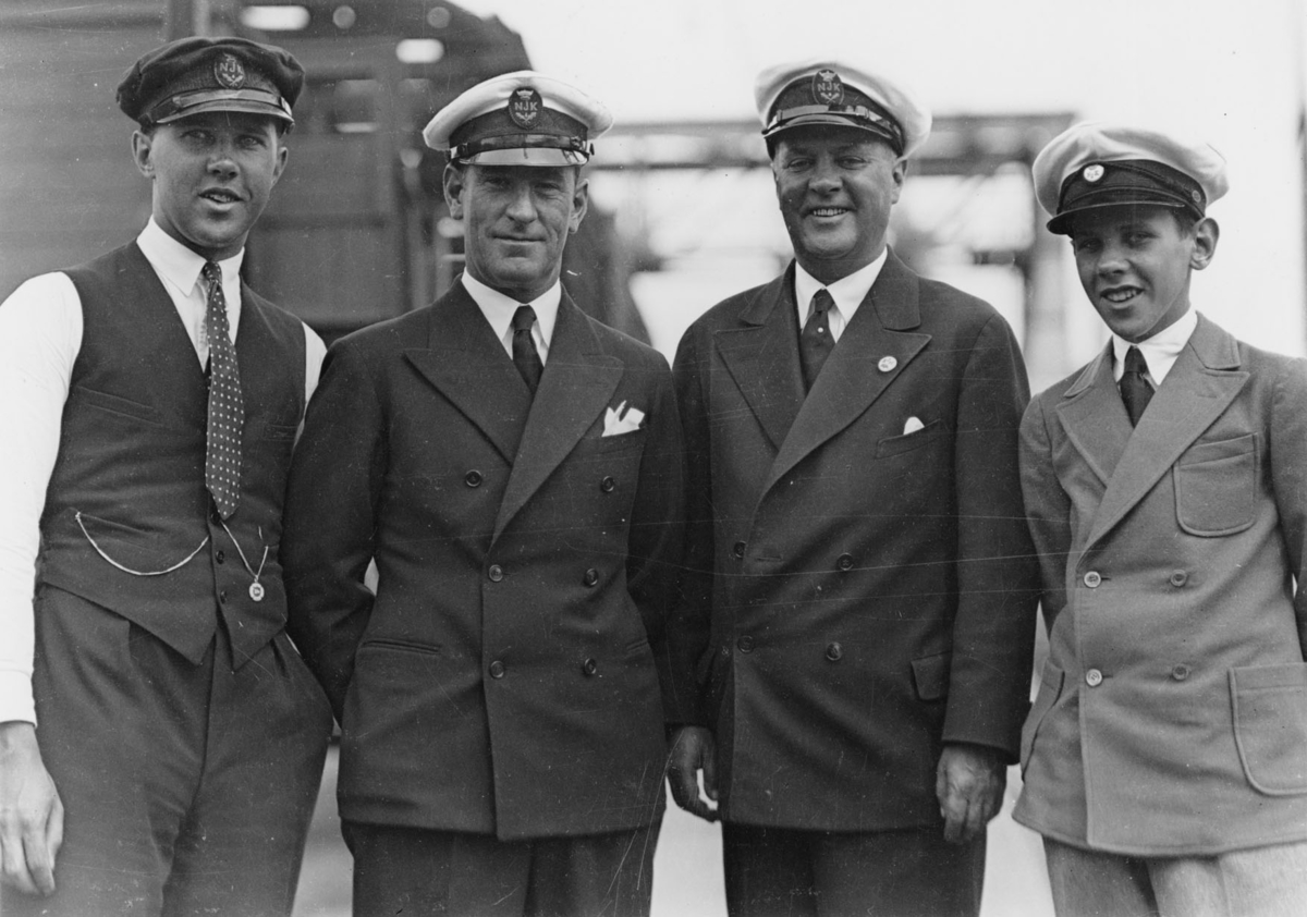 Besättningen på finska 6-L26 HABANERA som i juli-augusti 1932 representerade Finland vid seglingarna om Entonnarpokalen i Sandhamn. Fotografiet återgivet i KSSS årsbok 1933 s 78, där presenteras besättningen fr v t h som Gunnar Tallberg, "Flaxen" Zetterström, Bertil Tallberg och "Tallberg J:or".