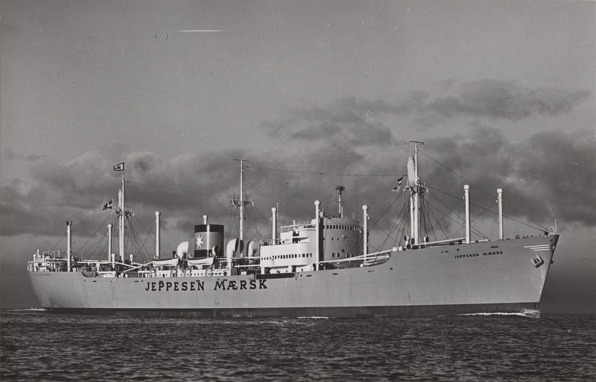 Det danska lastmotorfartyget JEPPESEN MAERSK av Köpenhamn på provtur 1951.
