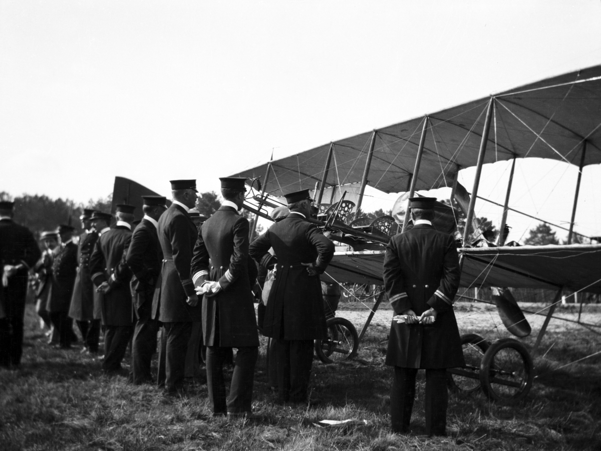 Officerare från pansarkryssaren FYLGIA inspekterar ett flygplan under ett besök i Bordeaux.
