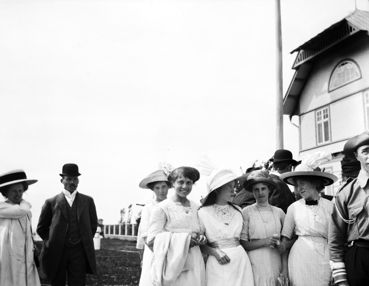 Detlagare vid hembygdsfest i Borgholm midsommardagen 1912.
